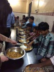 孤児院で夕食を配膳し同じ物を頂きました！ ぼらぷらインド スタディツアー