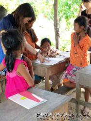 子供たちに英語を教えているところです。 ぼらぷらカンボジア 教育ボランティア