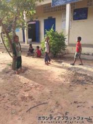 小学校の朝の掃除の時間に！ ぼらぷらカンボジア 教育ボランティア