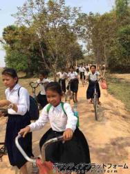 授業が終わって子供たちが帰る様子です。 ぼらぷらカンボジア 教育ボランティア