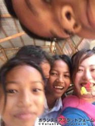 カメラ大好きっ子！笑 お花をくれました！ ぼらぷらカンボジア 教育ボランティア