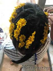 孤児院で一緒遊んだ子供達が、髪の毛を綺麗に編んで、花をつけてくれました ぼらぷらカンボジア スタディツアー