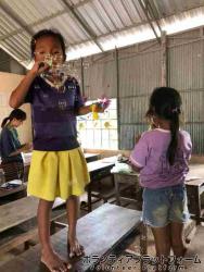 休み時間にしゃぼん玉 ぼらぷらカンボジア 教育ボランティア