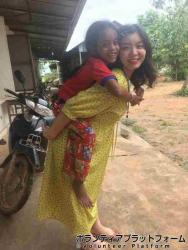 初日は恥ずかしがっていたスレイニーと最後はおんぶまでできる仲になって嬉しかった。 ぼらぷらカンボジア 教育ボランティア