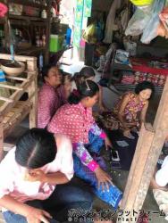 村の売店の写真です。みんなトランプをして団欒中、、、。可愛いーーー！とひたすら言ってくれるおばちゃんにたくさん笑わしてもらいました！ ぼらぷらカンボジア 教育ボランティア