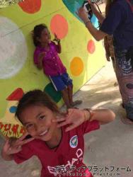 授業の休み時間には子供達の笑顔に癒されて。後ろのカラフルな棚にペイントもしました！ ぼらぷらカンボジア 教育ボランティア
