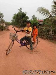 ５年生のコンキアと妹。やさし～ ぼらぷらカンボジア 教育ボランティア