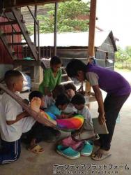 群がる子供達 ぼらぷらカンボジア 教育ボランティア