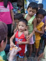 「ありがとう」と言えたらパンをあげる ぼらぷらフィリピン　貧民区キッズサポート
