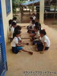 教室前で遊ぶ子ども達 ぼらぷらカンボジア 教育ボランティア