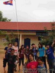学校の前で ぼらぷらカンボジア 教育ボランティア