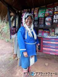 アカ族の村の民族工芸品を販売しているお姉さんです。伝統的なアカ族の衣装を着ています ぼらぷらタイ ボランティア