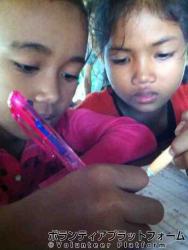 熱心に勉強する姿に感動 ぼらぷらカンボジア 教育ボランティア