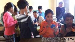折り紙を教えているところです ぼらぷらカンボジア 教育ボランティア