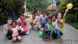 訪問先NGOにて子どもたちと。 ぼらぷらカンボジア　スタディツアー 5日間