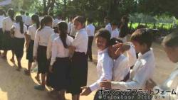 新学期に向けて村の子供たちに小学校の宣伝をしに行く生徒たち ぼらぷらカンボジア 教育ボランティア