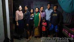 ホームステイ先のご家族と ぼらぷらカンボジア 教育ボランティア