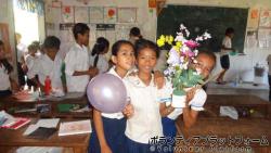 小学校訪問の際、持って行った造花を喜んで挿して遊んだ子供達 ぼらぷらカンボジア スタディツアー