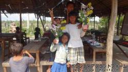 孤児院で持って行った造花を上手に活けてくれた子供達 ぼらぷらカンボジア スタディツアー