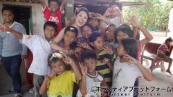 素敵な笑顔の孤児院の子供達と記念撮影 ぼらぷらカンボジア スタディツアー