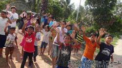 見えなくなるまでずっと手を振って見送ってくれる孤児院の優しい子供達 ぼらぷらカンボジア スタディツアー