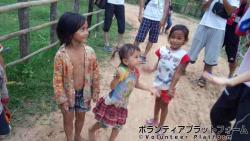 踊るちっちゃい子達 ぼらぷらカンボジア 教育ボランティア
