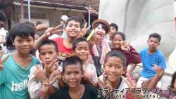 孤児院での１枚。みんないい笑顔です ぼらぷらカンボジア スタディツアー