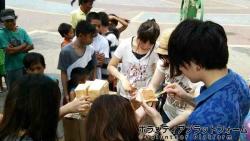 パンの配給。ストリートチルドレンの子供たちのためにピーナッツバターを皆で塗っています ぼらぷらフィリピン　スタディツアー　AE-2015.3.31