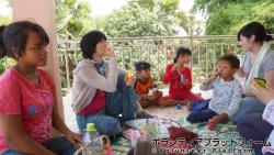 孤児院にてシャボン玉を一緒に行いました☆ ぼらぷらカンボジア　スタディツアー 5日間(fsun)