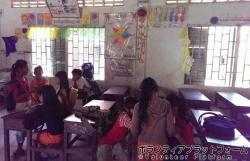 小学校2年生の教室です。机が昭和っぽいです。 ぼらぷらカンボジア スタディツアー