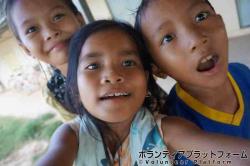 自撮りする子供たち ぼらぷらカンボジア 教育ボランティア