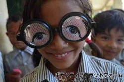 変なメガネ（日本のおみやげ） ぼらぷらネパール　スタディツアー