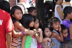 食料をもらうために子どもたちが並んでいる様子です。 ぼらぷらフィリピン　スタディツアー　AE-2015.3.31