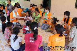 孤児院で手遊び ぼらぷらカンボジア スタディツアー