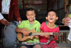 ギター似合う ぼらぷらカンボジア 教育ボランティア