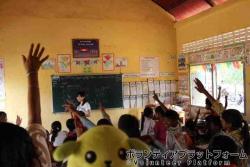 「私！私！」と言ってみんな手をあげてくれます！ ぼらぷらカンボジア 教育ボランティア