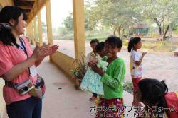 「幸せなら手をたたこう」をうたっているところです♪ ぼらぷらカンボジア 教育ボランティア