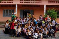 小学校の子供達と、ボランティアに参加した仲間たちと記念撮影 ぼらぷらカンボジア スタディツアー
