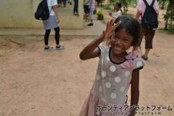 トンボをつかまえてきて満面の笑み ぼらぷらカンボジア 教育ボランティア