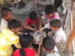 子どもたちのお昼 ぼらぷらカンボジア スタディツアー