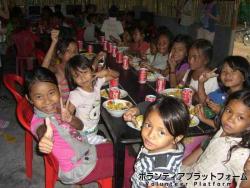 孤児院の子どもたちと、みんなでコーラ！ ぼらぷらカンボジア スタディツアー