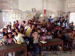 小学校での集合写真 ぼらぷらカンボジア スタディツアー