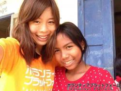 カンボジアの子とガールズトーク ぼらぷらカンボジア 教育ボランティア