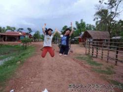 学校に行くまでの道でジャンプ！ ぼらぷらカンボジア 教育ボランティア