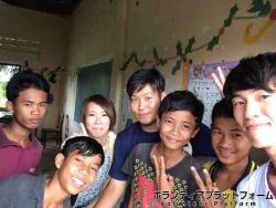 小学校にて。日本語も英語も学ぼうとする意欲が旺盛の子たちでした ぼらぷらカンボジア スタディツアー