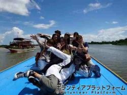 トンレサップ湖 ボートの上で ぼらぷらカンボジア スタディツアー
