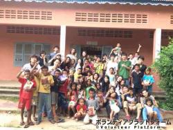 小学校の子供たちと ぼらぷらカンボジア スタディツアー