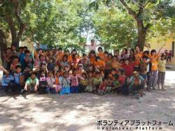 コムルー村の生徒とグループメンバーとの集合写真です！ ぼらぷらカンボジア 教育ボランティア