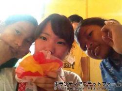 休み時間に生徒と紙の花を作りました ぼらぷらカンボジア 教育ボランティア