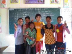 クラスの女子生徒たちと ぼらぷらカンボジア 教育ボランティア